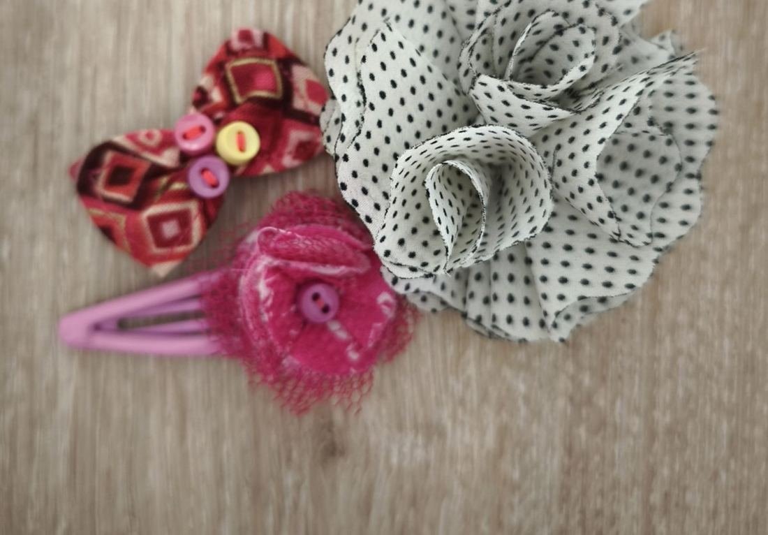 Fleurs en tissu et barrettes fabriquées par LilyCraie