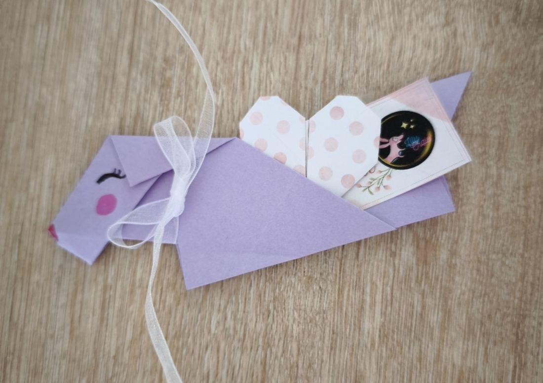 Le Lily Porte-rêve : un teckel en origami avec un cœur en papier glissé dans sa poche, créé par LilyCraie