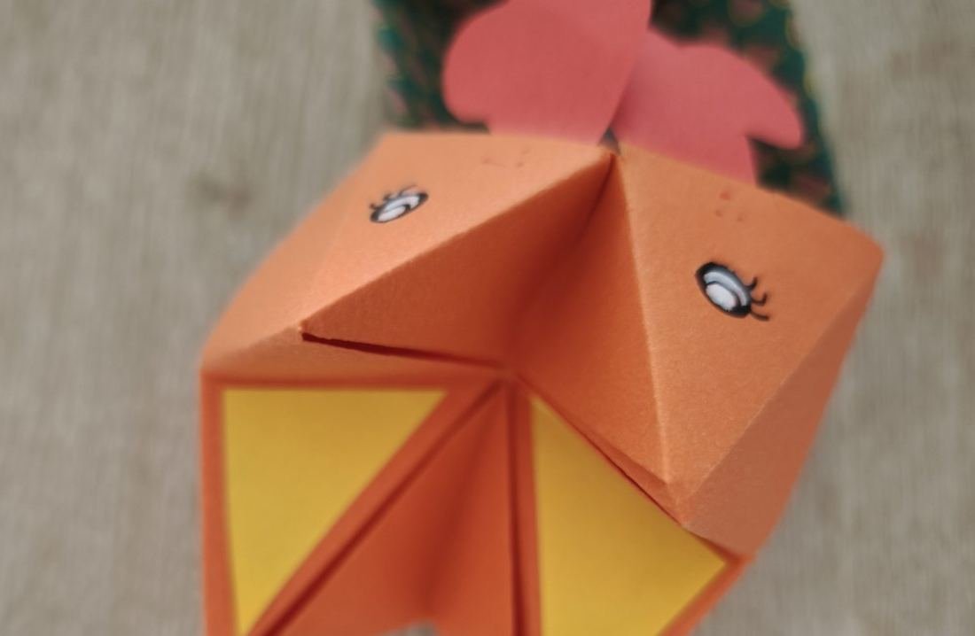Cocotte en papier pliée par LilyCraie, avec des yeux dessinés à la main